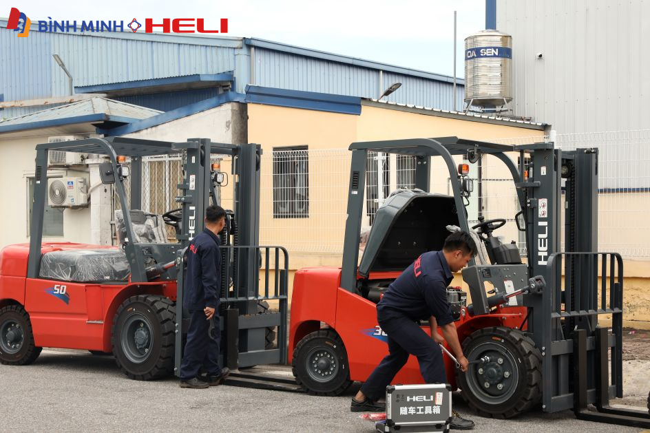 Kiểm tra xe nâng điện ngồi lái