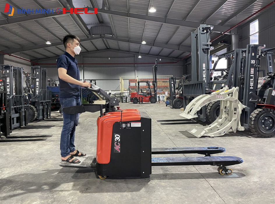 Chọn mua xe nâng điện đứng lái phù hợp