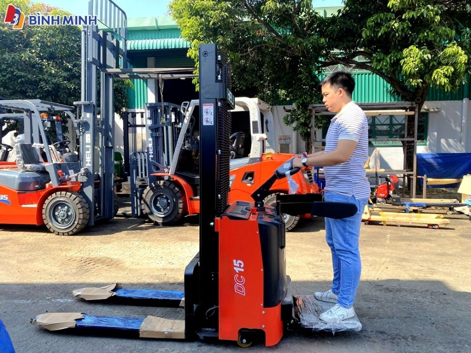 Xe nâng tay điện cao 1.5 tấn