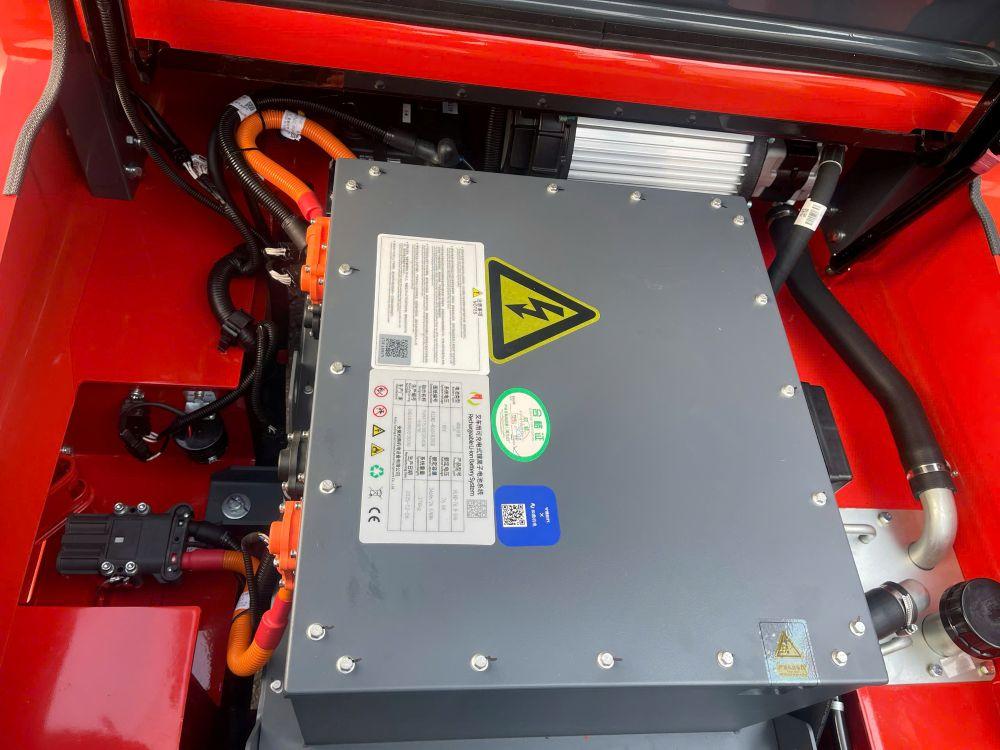 Pin lithium trên xe nâng điện ngồi lái 4 bánh (Nguồn: Internet)
