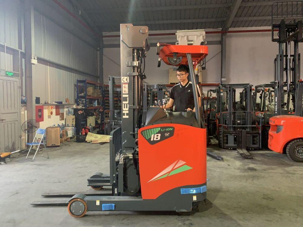 Xe nâng Reach truck đứng lái Heli tải trọng 1.8 tấn