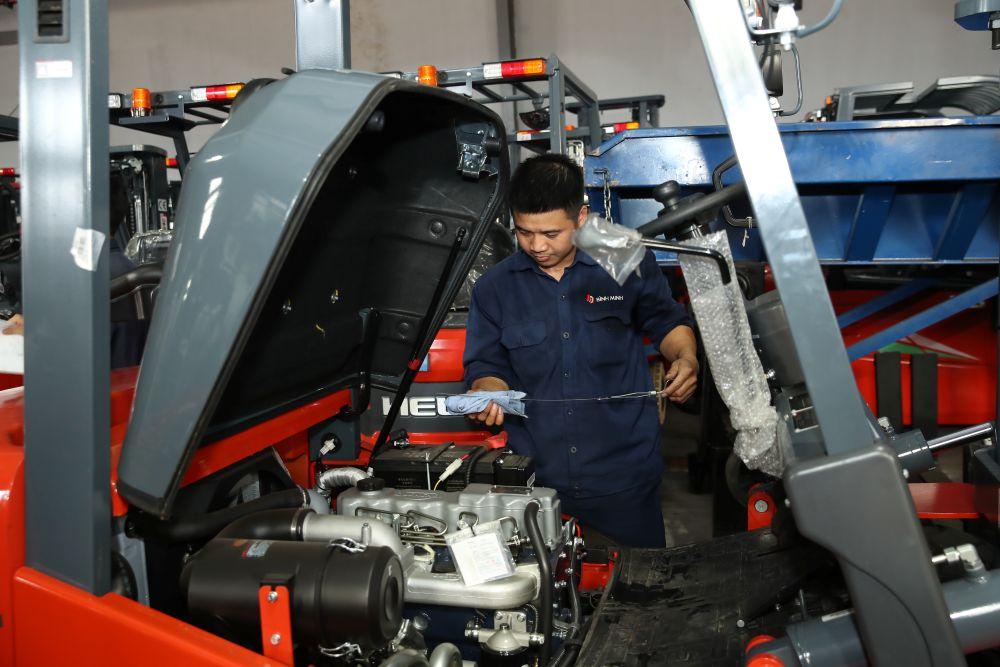 Kiểm tra mức dầu và các đường ống dẫn dầu