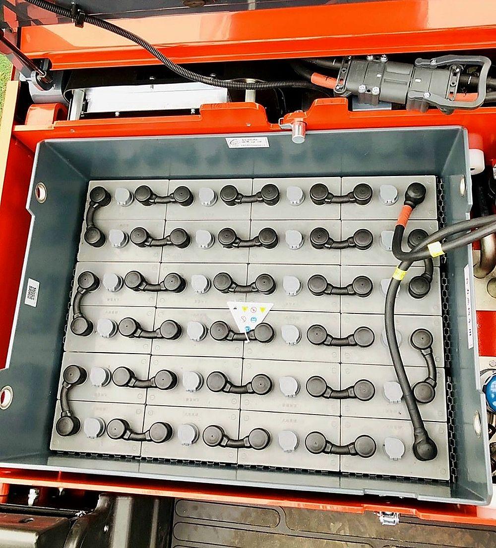 Kiểm tra cell pin và mức dung dịch của ắc quy chì-axit (Nguồn: Internet)