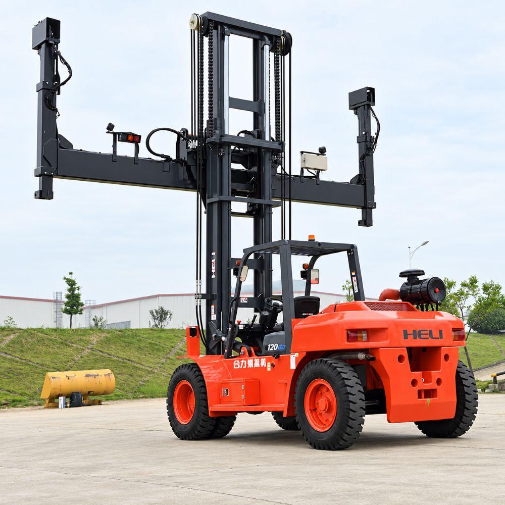 Xe nâng container với thiết kế khung nâng đặc thù đáp ứng nâng hạ tải trọng lớn