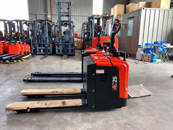 xe-nang-tay-2-5-tan-3-2-thiet-ke-nho-gon-di-chuyen-linh-hoat-kha-nang-kiem-soat-van-hanh-tot-04