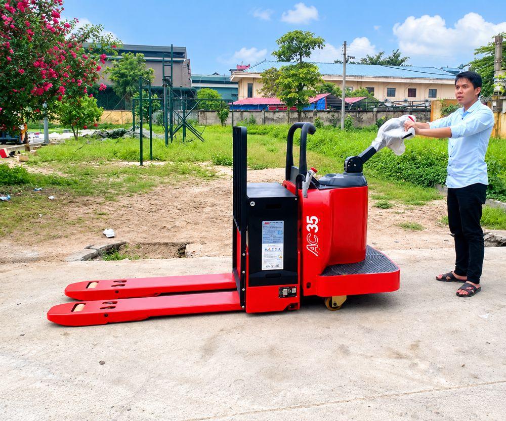 Tay điều khiển linh hoạt giúp kiểm soát xe thuận tiện hơn (Nguồn: Internet)