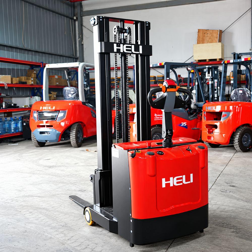 Thiết kế nhỏ gọn giúp xe nâng tay cao 500kg CPD05J di chuyển linh hoạt trong kho xưởng